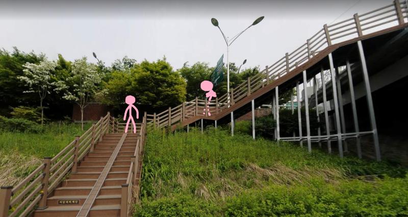 (사진 출처: 카카오 지도 상암교 아래 불광천 산책로 2015년 5월 로드뷰) "정답은 1번이다!!!" 여름은 방금 내려온 계단을 다시 올라갔다