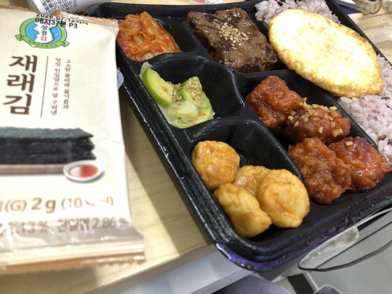이건… 저번에 먹었던 편의점 도시락인데 맛있더라 혜자 도시락 뭐였더라 닭강정&너비아니 였나