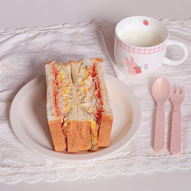 길거리 토스트🥪 치즈 토스트🧀 사과🍎 우유🥛 💬 오늘애 점심🍽