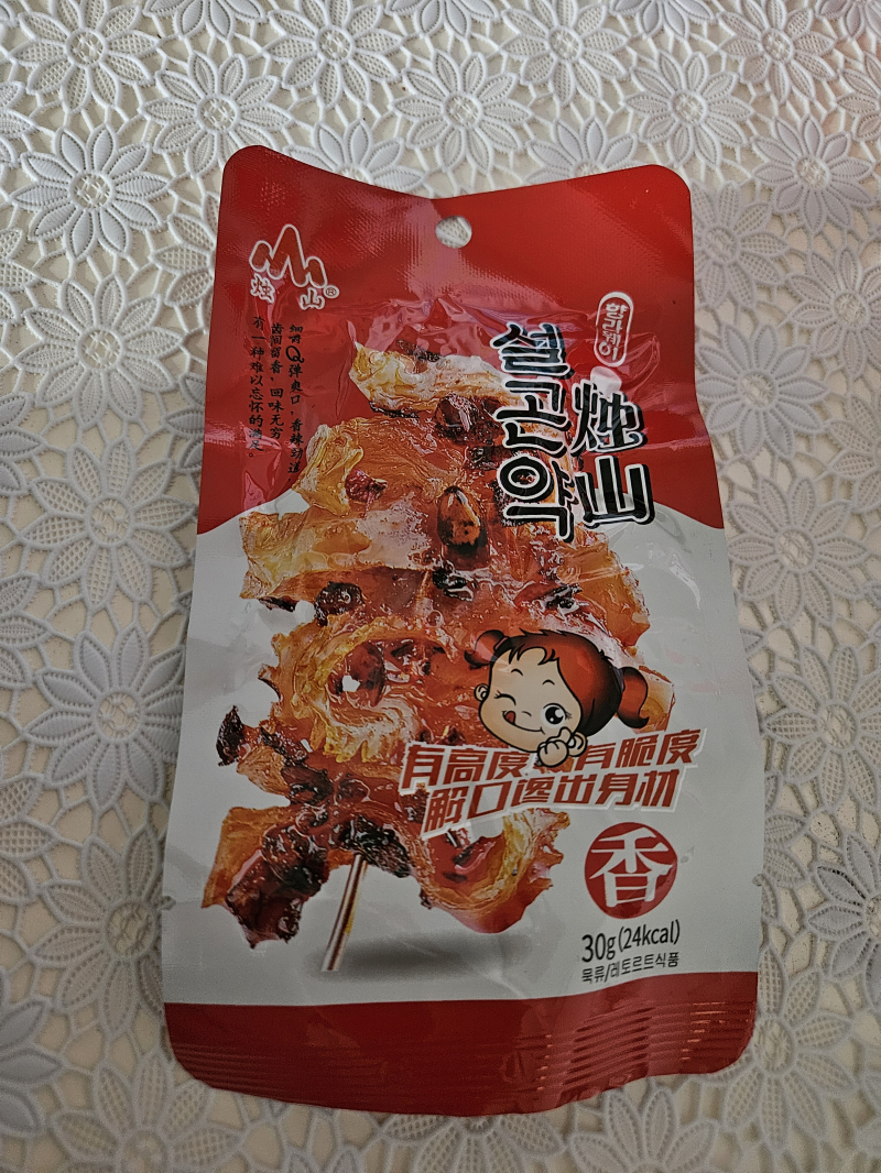 설곤약 향라웨이맛. 1200원. 이거 원래 감자탕 맛 나는건가? 생각보다 익숙한 맛이다. 마라탕이 이런 맛인건가. 곤약은 팽이버섯 식감. 별로 