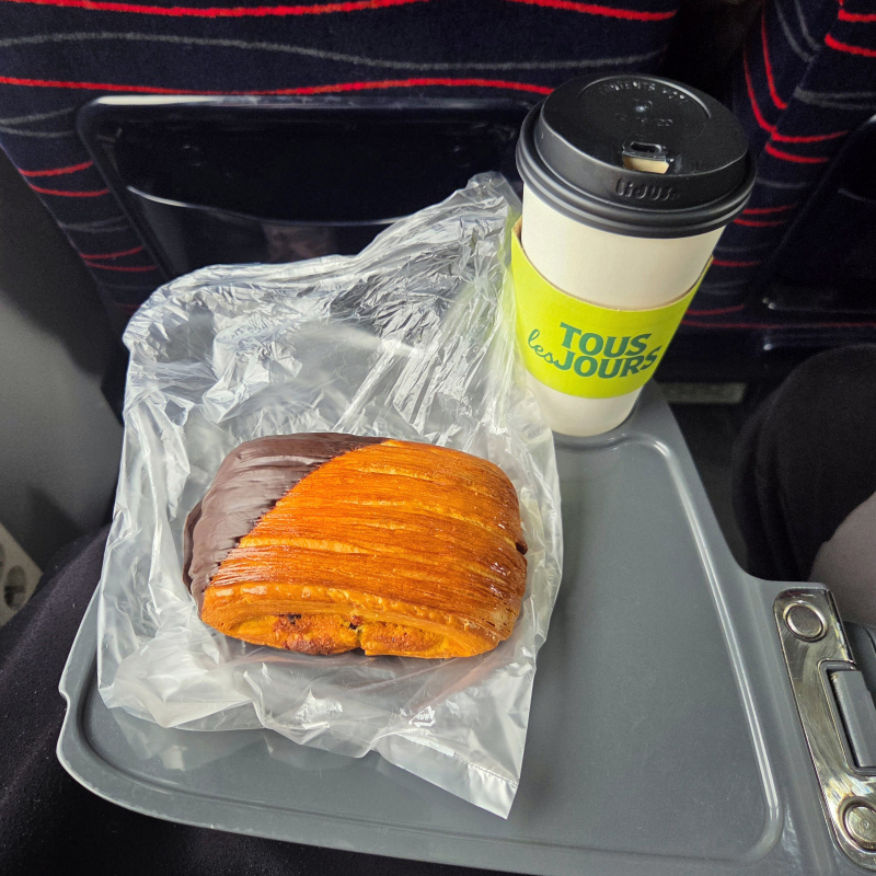 초코 뺑스위스🥐 카페라떼☕️ 💬 압바가 친구들 모임 가서 기차 타고 감..