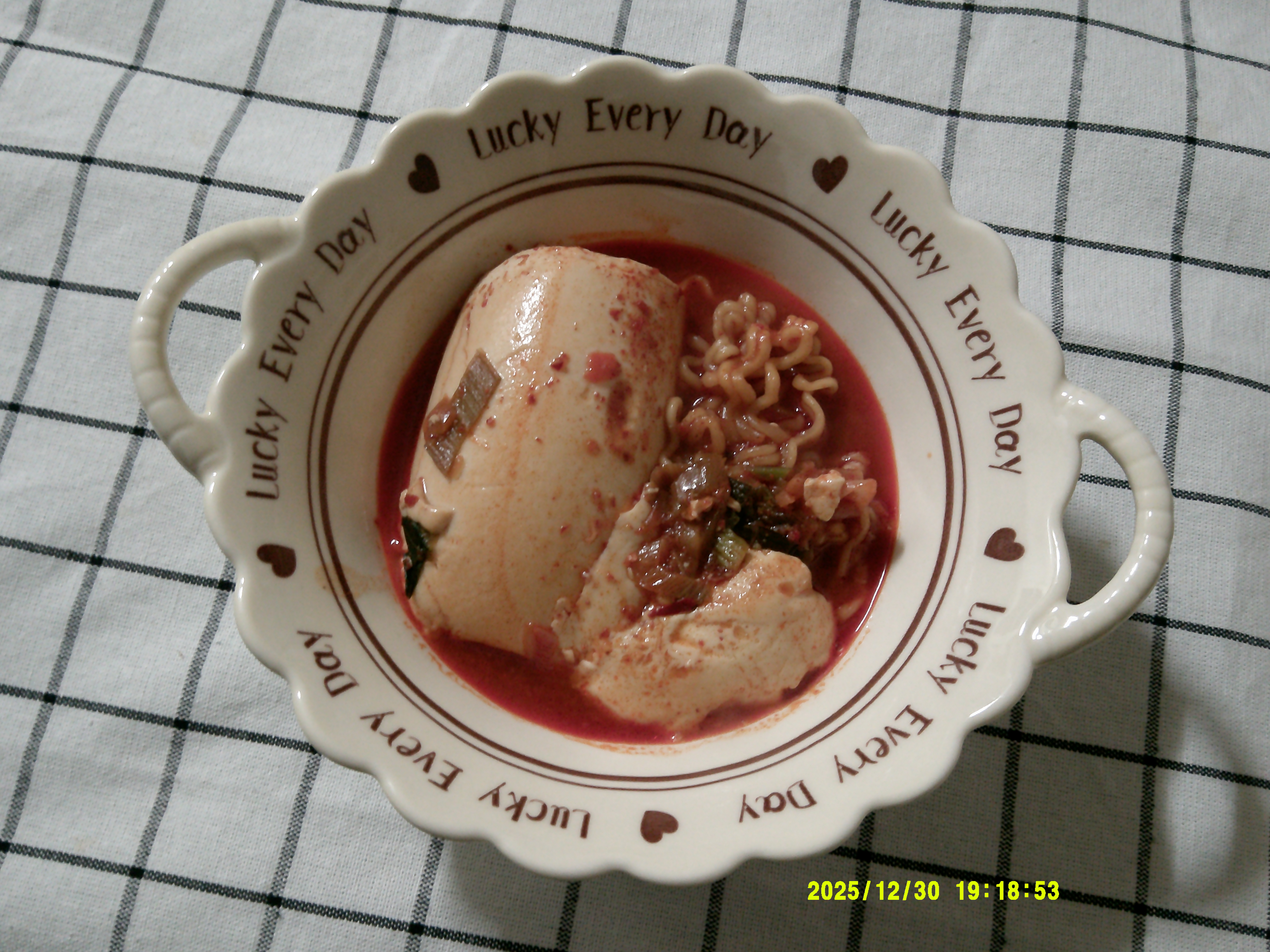 순두부 열라면 해먹었습니다. 사진 보면 알 수 있지만 거의 순두부만 먹어서 좀 슴슴한 느낌?ㅋㅋㅋㅋ 국물 가득에 순두부 먹고 면 먹고 이러면 딱