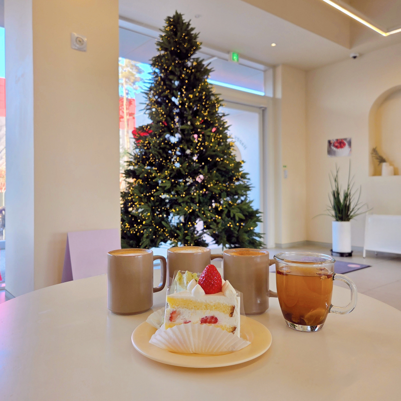 딸기 케이크🍰 말차 가또🍰 카페라떼☕️ 바닐라라떼☕️ 카푸치노☕️ 대추생강차☕️ 💬 1월 1일 새해 기념 및 미리 언니 생일 축하 겸 소갈비 먹