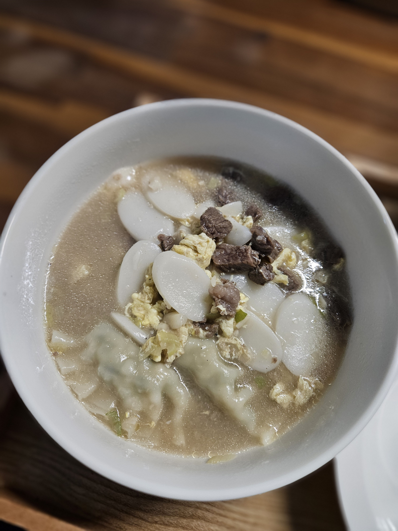 아침에 소고기 떡국 끓여서 가족에게 식사를 대접했다. 사골이 아니라 간장 넣고 끓여서 색깔이 뿌옇게 예쁘지는 않음. 맛있었다 *^__^*