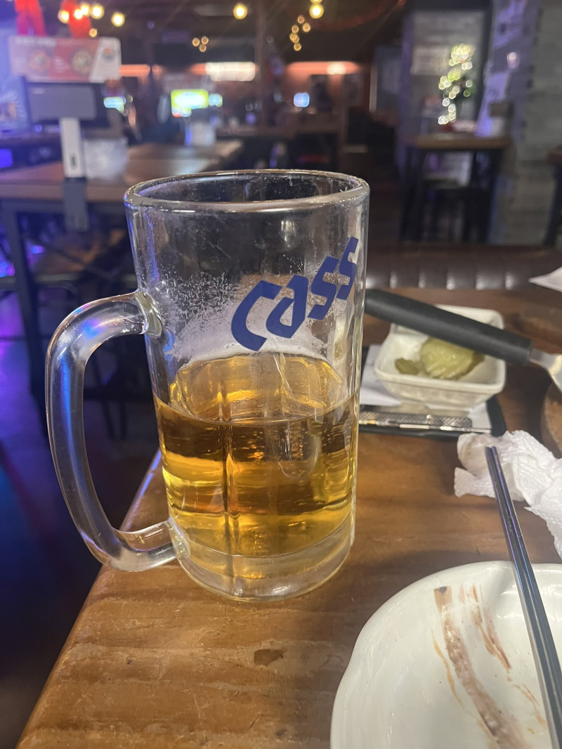 뒤늦은첫술후기) 맥주500cc 절반밖에안마셨는데도 심장가쁘게뛰어서 다못마시고남김 맛존나없으면어떡하지하고 살짝걱정했는데 생각보다먹을만하더라 버스타