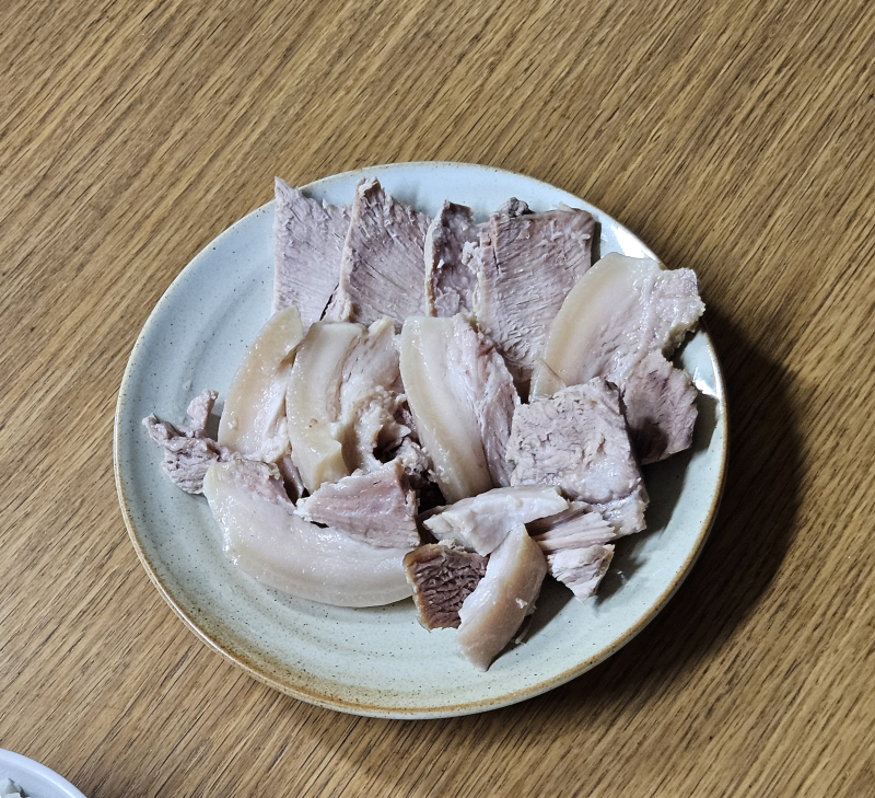 어느정도 살려내긴 했는데 엄마왈 장조림 같대......🥲 그래도 짠기는 많이 가셨으니 나름대로 만족..