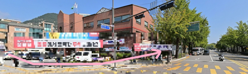 (사진 출처: 네이버 지도 신교동 교차로 2025년 9월 거리뷰) 여름은 청운 파출소를 나와 효자동 주민센터를 지나 효자로를 동쪽으로 걸었다.