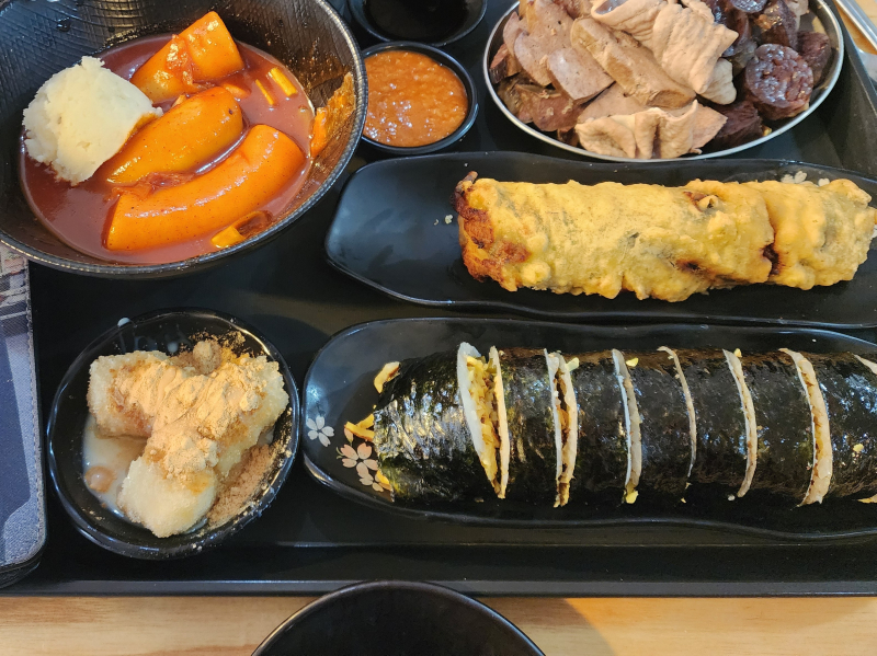 사진 자르고 올리기! 머 먹지 고민만 실컷하다가 시장이 바로 앞에 있길래 당장 놀라운 토요일 검색함. 세트 시키면 기본 서비스로 떡+연유+인절미