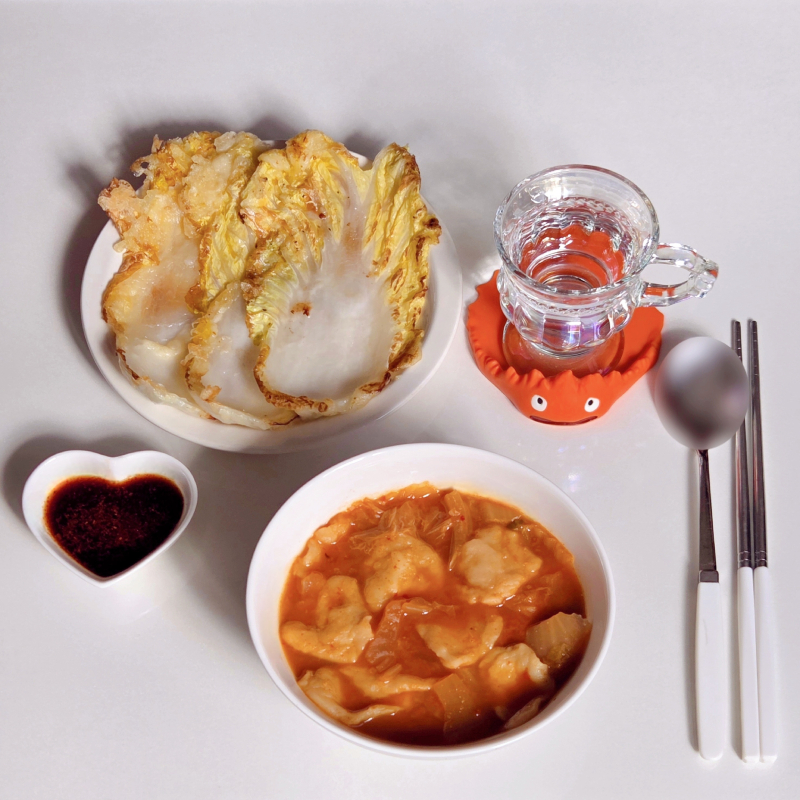수제비🥘 배추전🥬 💬 추운날에는 따끈한 수제비&배추전🩷리틀 포레스트에서 나온 조합인데 마싯당