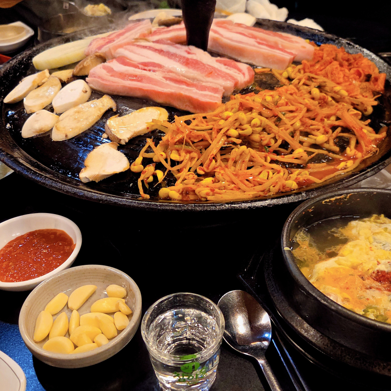 삽겹살🥩 소주🍶 💬 오랜만에 삼쏘🩷반병밖에 안 마시긴 했지만 오랜만의 알콜 섭취라 좋아🩷