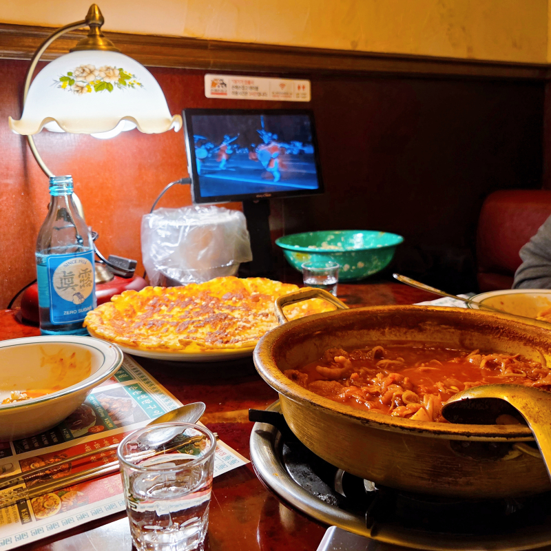 매운 국물닭발🥩 셀프주먹밥🍙 바삭 누룽지 감자전🥔 소주🍶 💬 어제의 1차!!🍶🩷원래 가려고 했던곳이 웨이팅이 많아서 근처 다른곳에 왔는데 꽤괜