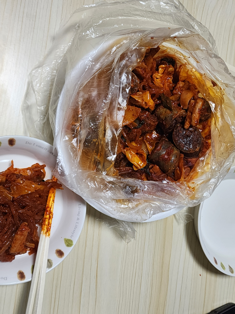 그리고 야식으로 순대곱창 먹고 타코야끼로 마무리함 맛있는 거 많이 머거서 행복해