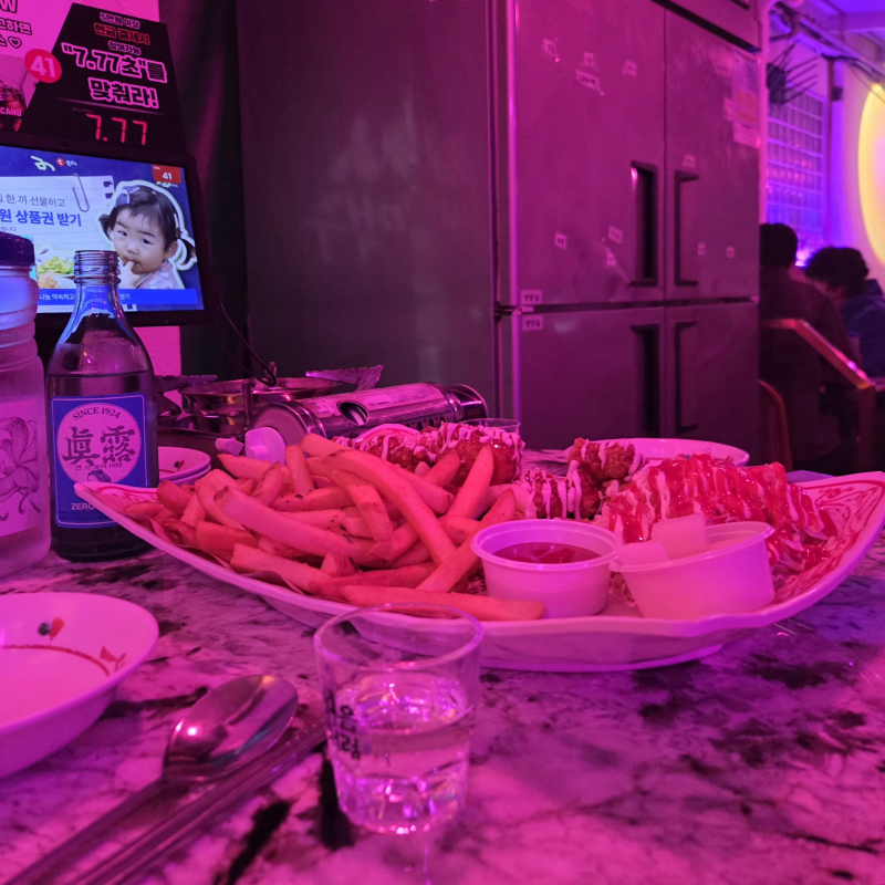 인생양념치킨🍗 소주🍶 💬 어디 갈까 하다가 3차는 늘 가던 곳으로..근데 안주 미스였던 듯 느끼해서 별로 못 먹고 속이 안 좋아졌음ㅜ