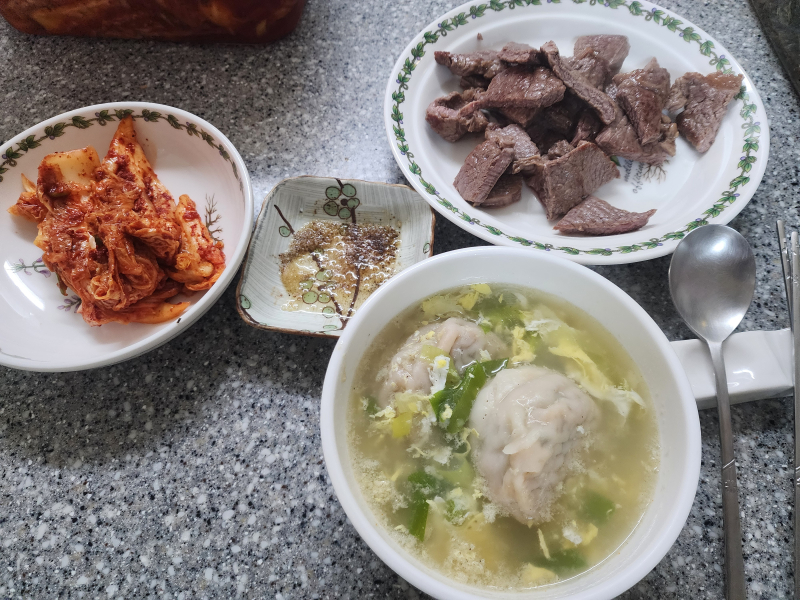 사진은 토요일밖에 못 찍었는데 일요일에도 어제도 본가에 있는동안 맛있는 거 많이 먹었다. 내일 또 잡채 먹으러 퇴근하고 본가 간다!!