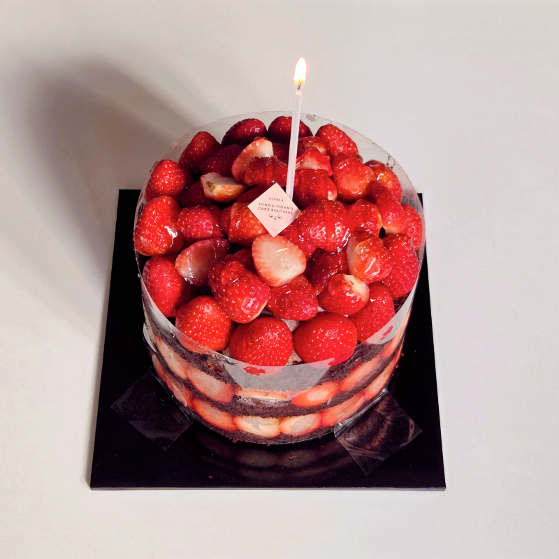 딸기시루🎂 💬 어제 대전 성심당 가서 사온 딸기시루🎂❤️보면 생각나는맛 그대로이긴한데 마싯구 가성비짱🍓❤️