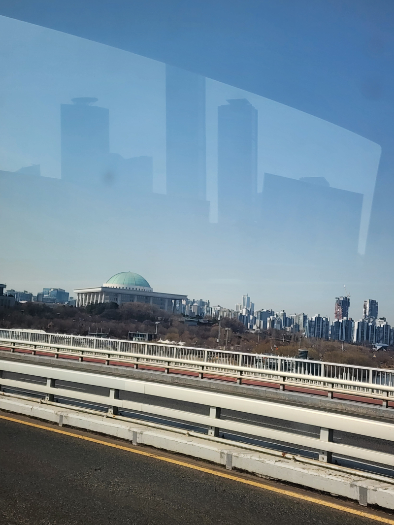 그리고 아침에 팝업 다녀온다고 1시간 자고 오픈 시간에 맞춰 더현대 다녀옴. 몰골이 초췌하고 피곤해서 쇼핑 할 여력+한강 갈 여력이 없었다...