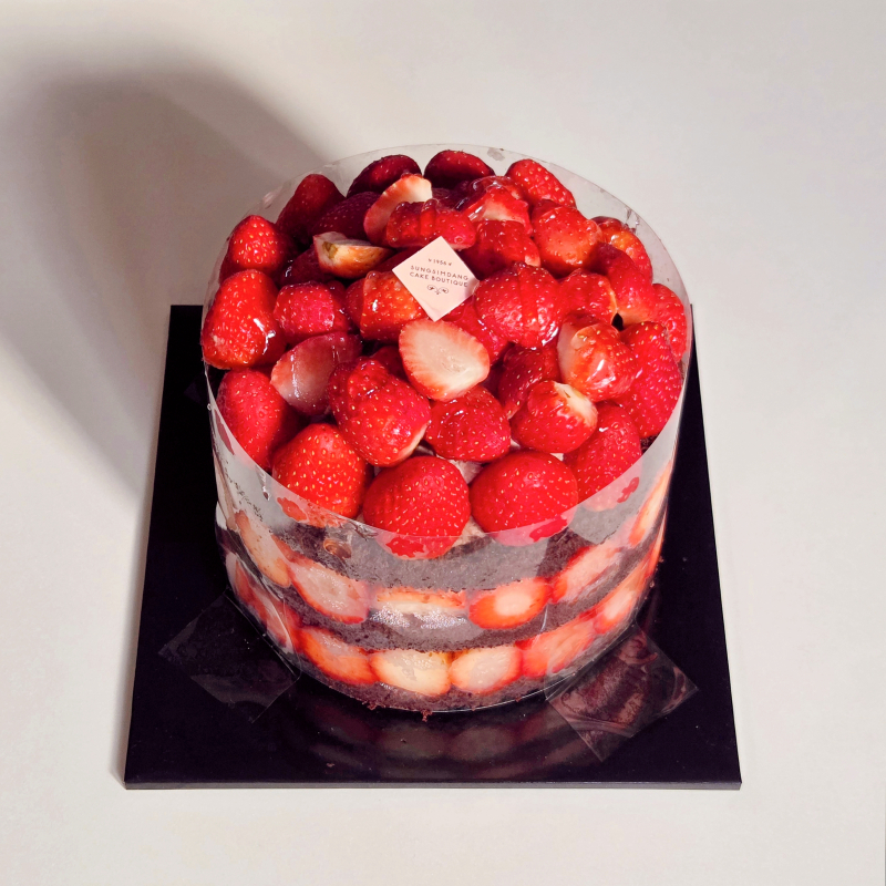 딸기시루🎂 💬 어제 대전 성심당 가서 사온 딸기시루🎂❤️보면 생각나는맛 그대로이긴한데 마싯구 가성비짱🍓❤️