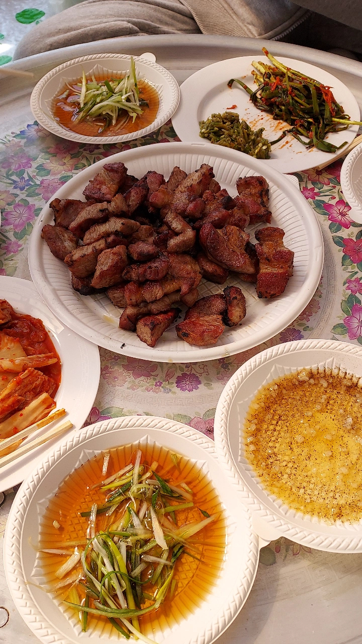 할머니집에서 고기꾸워먹고옴 맛있었다!!!! 할머니집만 가면 잠이온다 따끈따끈하기 때문일까...