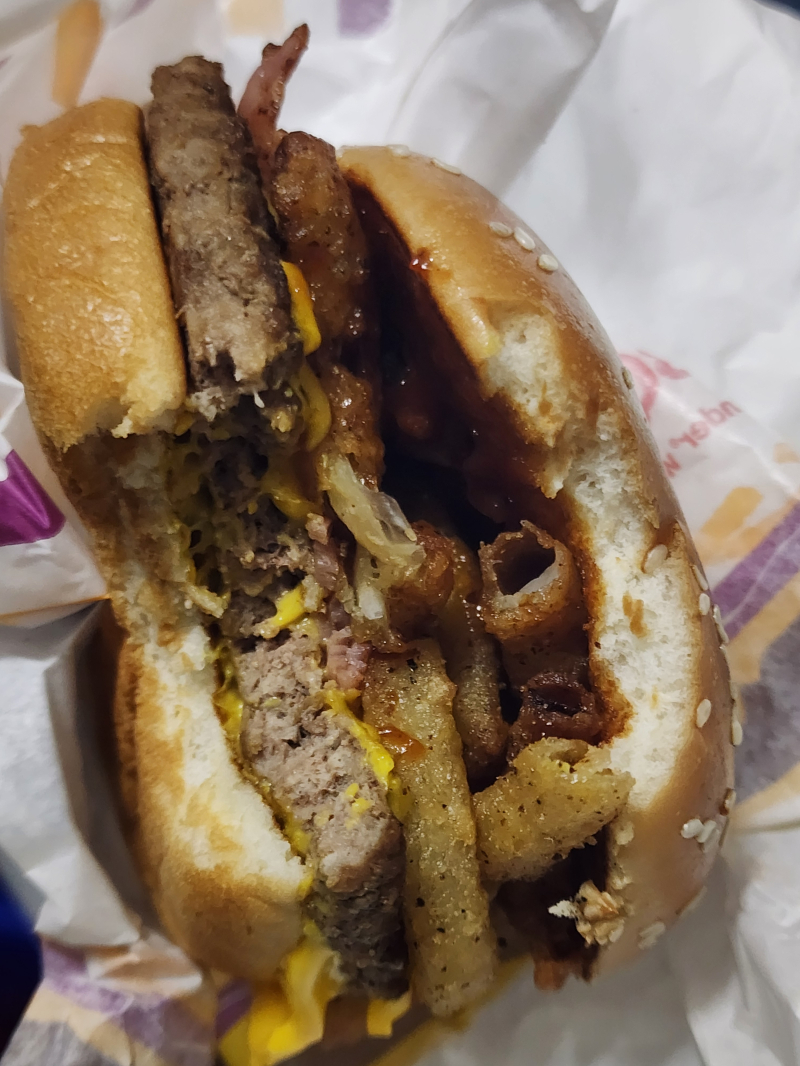 그는 좋은 쿼파치였습니다...★ 오랜만에 먹으니 예전 그 맛이 어땠는진 기억 안 나지만 그래도 먹을 수 있다는 것에 행복했어. 슈슈버거도 맛있었