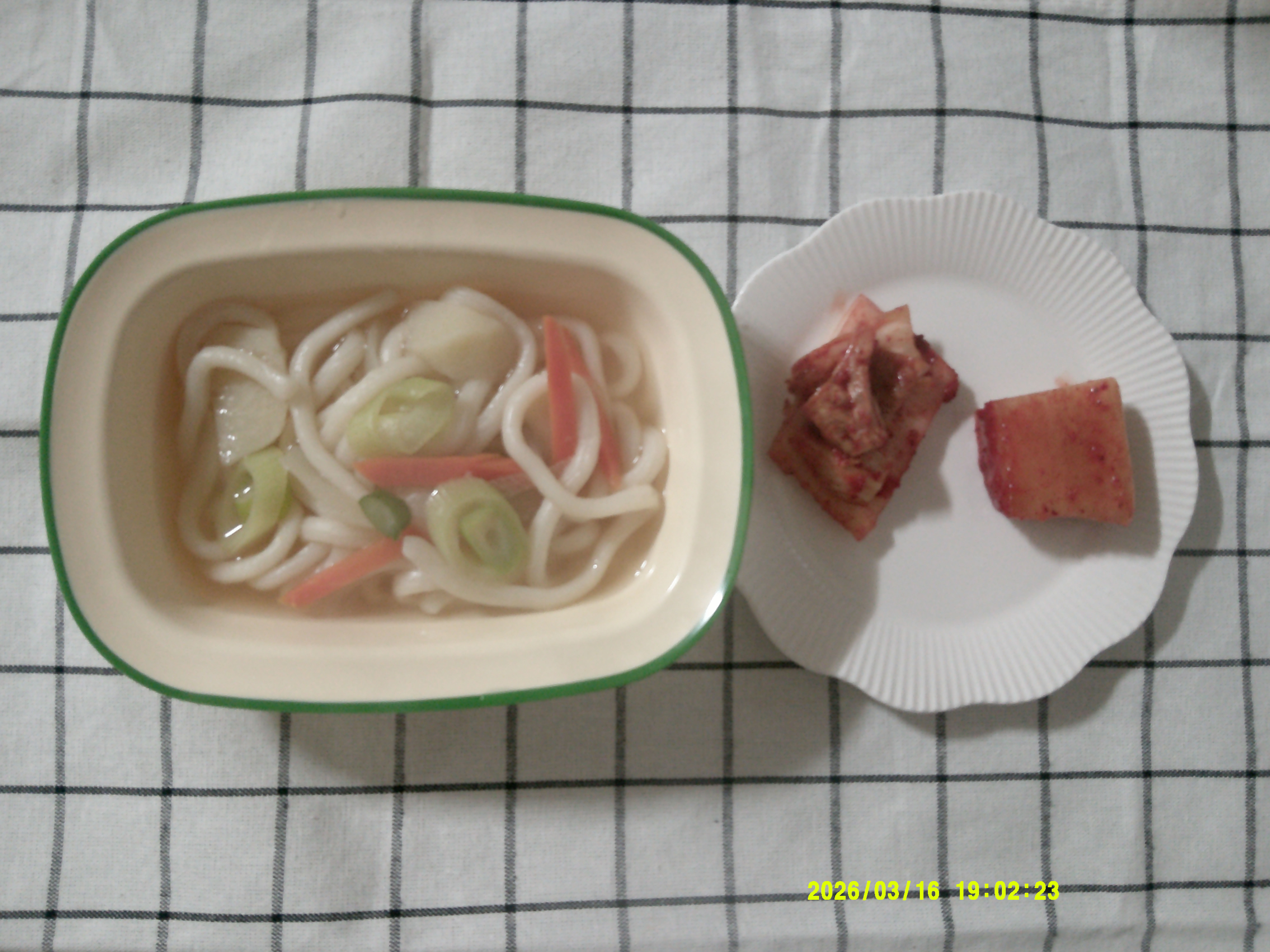 150g 절대 무리무리무리 라서 걍 200g 먹기. 저게 면만 140, 김치들은 40입니다. 우동칼국수 100에 김치 50 일케 먹으려고 했는데