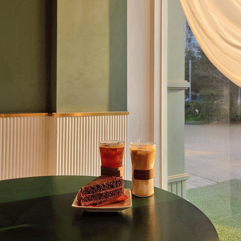 쇼콜라 로쉐🍰 아메리카노☕️ 카페라떼☕️ 💬 전에 살던 동네까지 산책하면서 노스탤지어를 느끼다 카페에서 쉬기☕️크림라떼를 시켰는데 아무리 봐도 