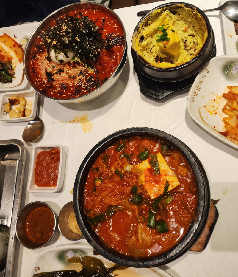어제 저녁에 사람 많은 걸로 기가 쪽쪽 빨리고 동시에 힐링하고 그러다 밤에 4명이서 하남돼지집 먹었는데 맛있었어ㅠㅠㅠㅠ