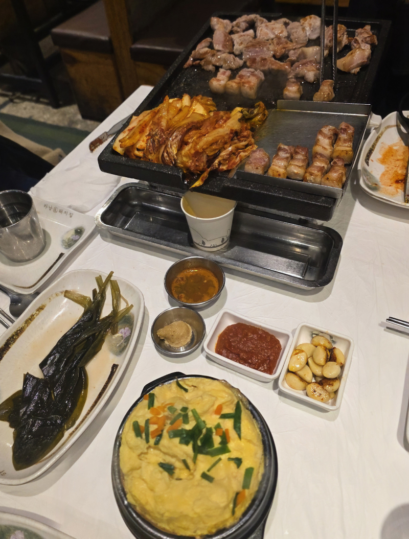 어제 저녁에 사람 많은 걸로 기가 쪽쪽 빨리고 동시에 힐링하고 그러다 밤에 4명이서 하남돼지집 먹었는데 맛있었어ㅠㅠㅠㅠ