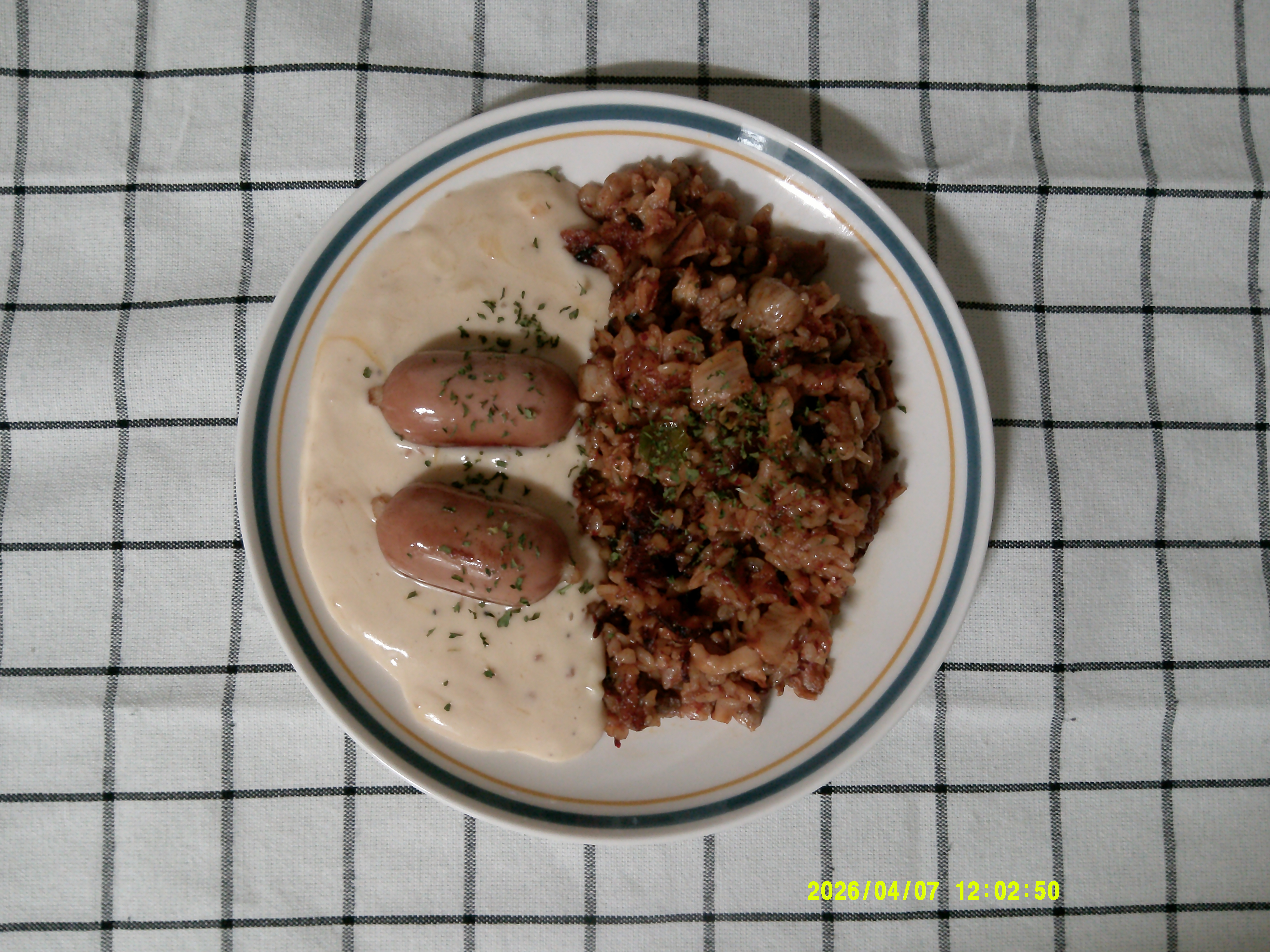 점심 야무지게 먹었습니다요. 아쉬운 점은 냅다 걍 파스타소스인 까르보나라소스로 해서 그 맛이 강했다? 좀 더 크리미한 소스였음 더 좋았을듯. 그
