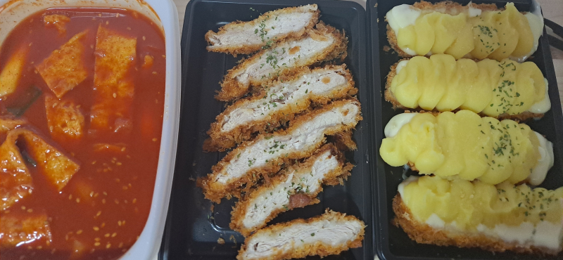 이때가 그리워... 혼자서 떡볶이에 돈까스 2개 시켜먹던 시절.. 혼자서 가츠동에 라멘까지 시켜먹던 시절... 집에서 요리해도 후라이팬 하나를