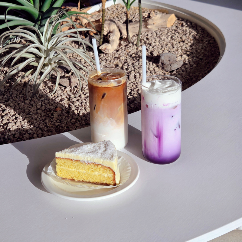 라파엘로 화이트 코코넛 케이크🍰 카페라떼☕️ 우베라떼☕️ 💬 첫 우베라떼💜고소달달 하긴 했는데 타로랑 비슷한 계열인듯