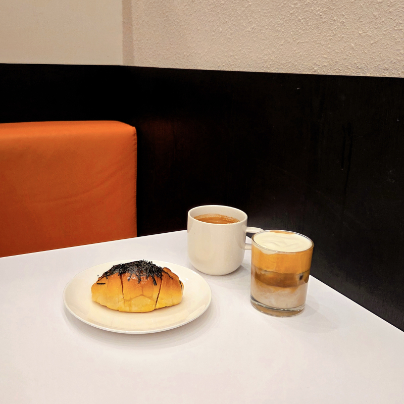 명란마요소금빵🥐 아메리카노☕️ 크림라떼☕️ 💬 여긴 평일 아니면 못 갈둡 저번에 주말에 오니 만석이슈로 못 머것숨🥹