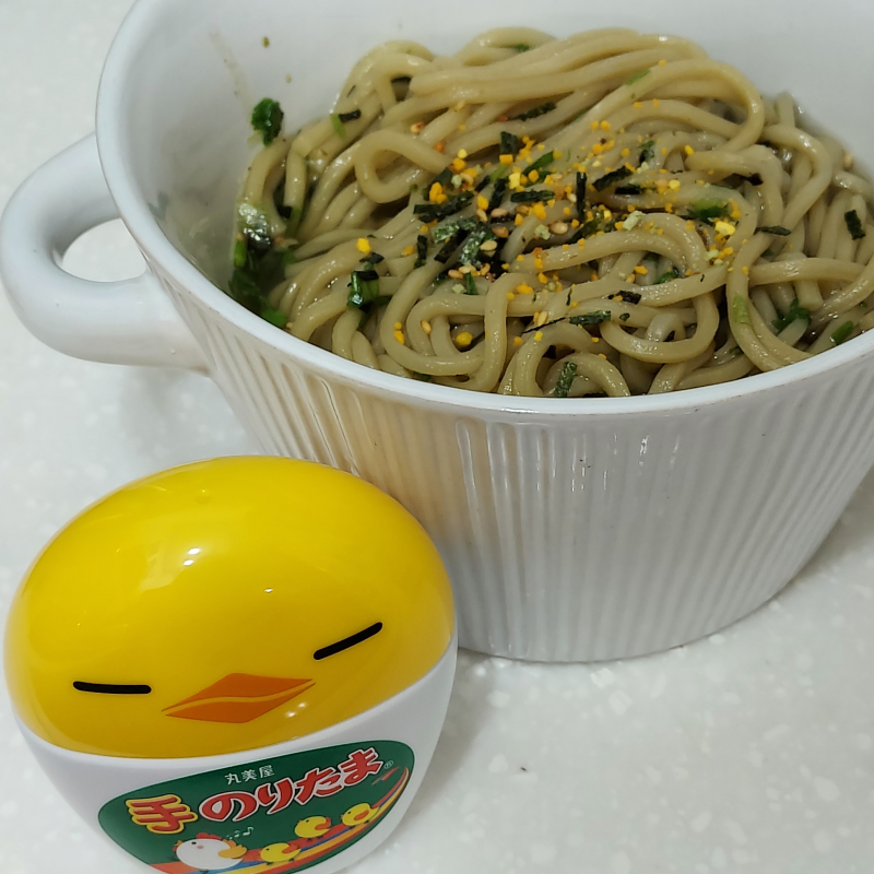 후리카케를 뿌린 말차소바... 물부족인것같애서 사진찍고 더 부웟슴