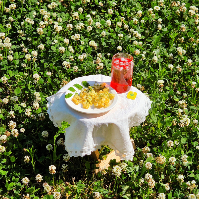 아카시아꽃 튀김🌿 💬 어릴 때 엄마가 진달래 화전과 아카시아꽃 튀김 자주 해 줬는데 이젠 네가 해 먹으라며..긍데 반죽 얇게 묻히는거 어렵다🫠그