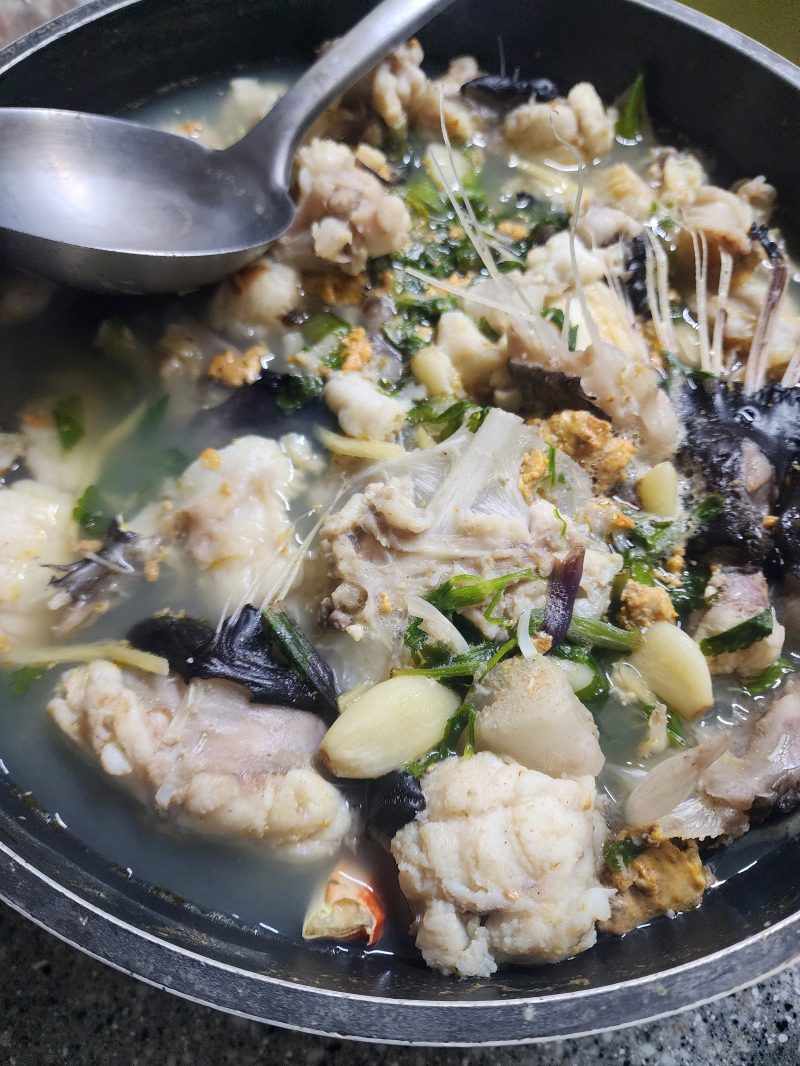 금요일 퇴근하고 본가 가서 밥 먹구 새벽 늦게 푹 자고 점심에 엄마가 포장해온 김밥 떡볶이 부침개랑 집에 있던 된장찌개 해서 먹고 저녁에 오랜만