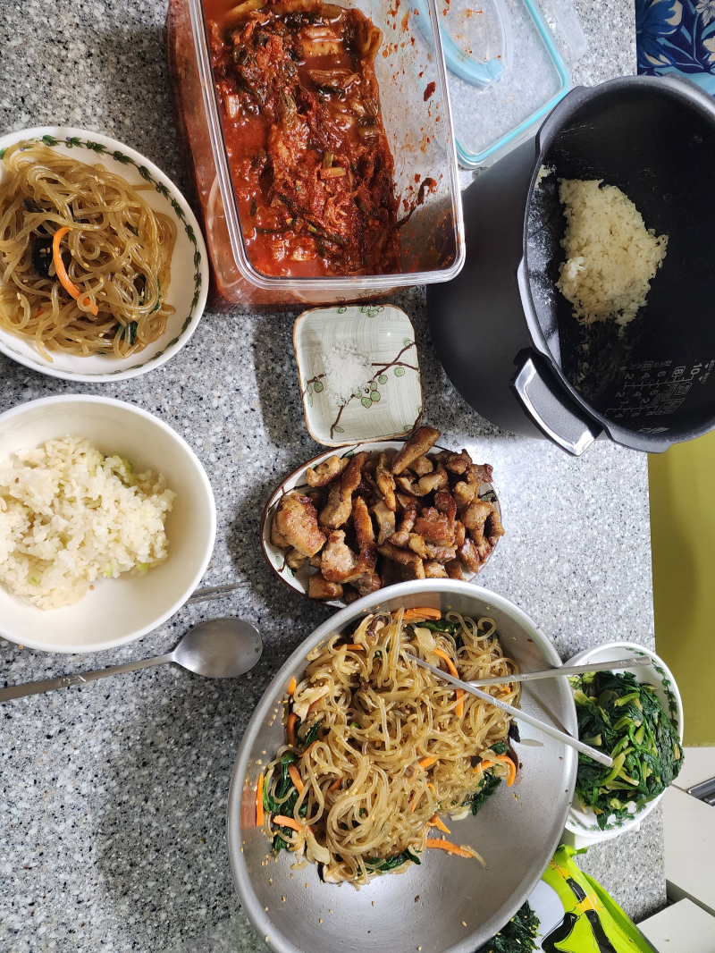 금요일 퇴근하고 본가 가서 밥 먹구 새벽 늦게 푹 자고 점심에 엄마가 포장해온 김밥 떡볶이 부침개랑 집에 있던 된장찌개 해서 먹고 저녁에 오랜만