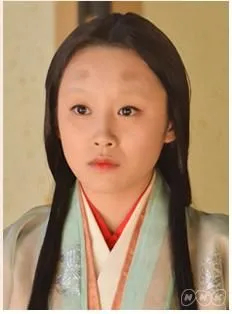 내가 얼굴이 계란형이라 눈썹도 안 가리고 다니면 진짜 이런 모양이거든