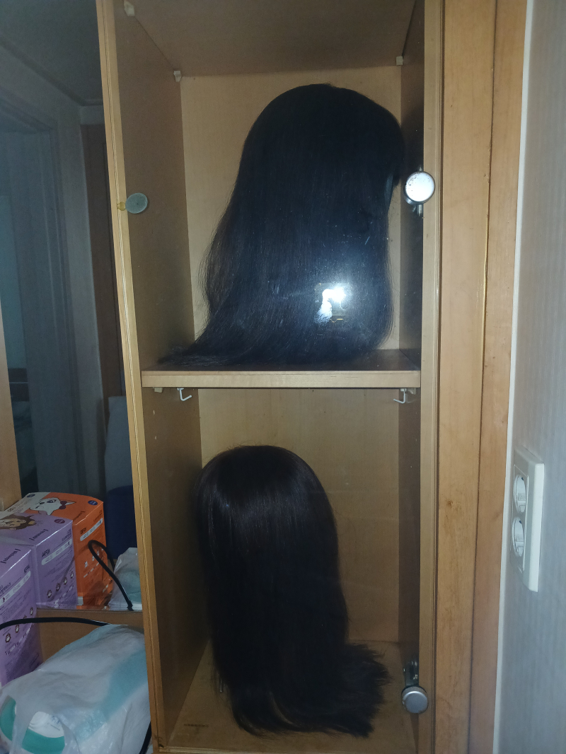 일단 집에 있는 가발은 긴 거 3개 짧은 거 하나야. 지금 쓰는 거 너무 오래되어서 하나 더 맞춰야 하는데 돈이 업슴.. 하나에 짧아도 몇십 길