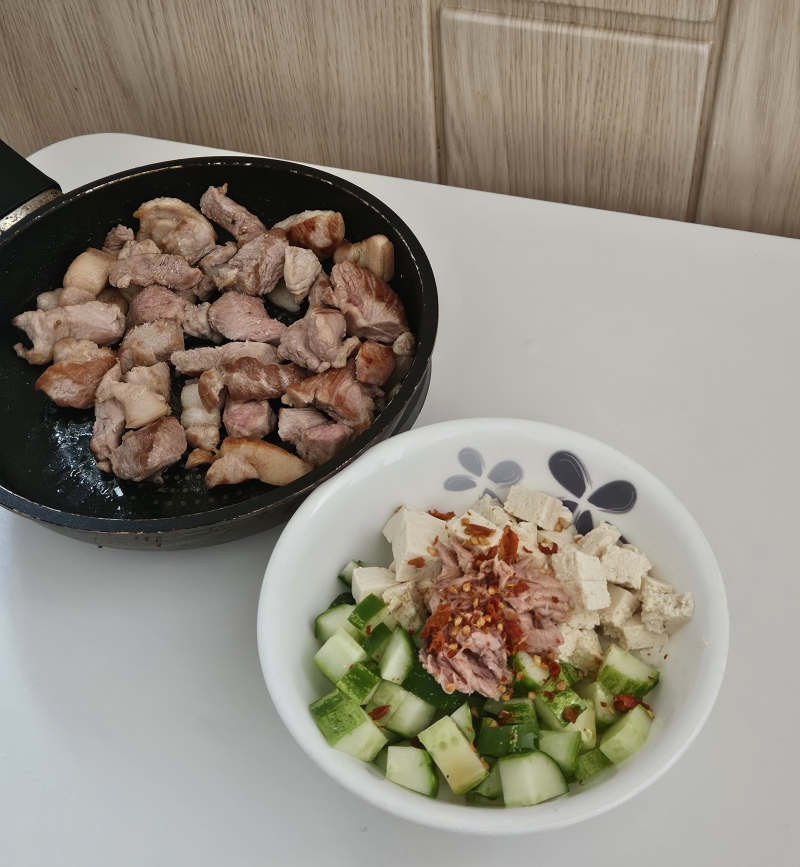 결국 칼국수는 몇젓가락 더 뜨다가 걍 다 버림ㅠ 대신 오두비랑 고기 좀 먹으니까 완전 든든함! 콜라도 먹고 평소보다 과식해서 좀 불안하긴한데 나