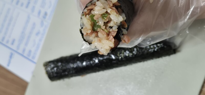 마싯다 김밥 말아놓고 썰기 귀찮아서 뜯어먹음 #자취생아놀자 스팸 200구람 뽂 간장1나 굴소스1나 알룰로스 1나 땡초 3개 다진거 넣고뽂 밥 2