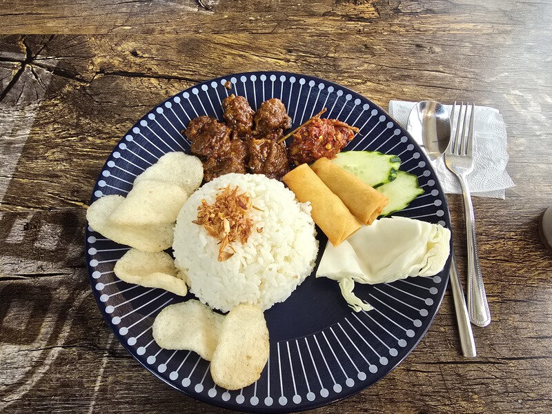 내 비록 내 인도네시아 친구와 어색한 사이가 되었으나 밥 묵으러 인도네시아 식당 옴 맛잇었다