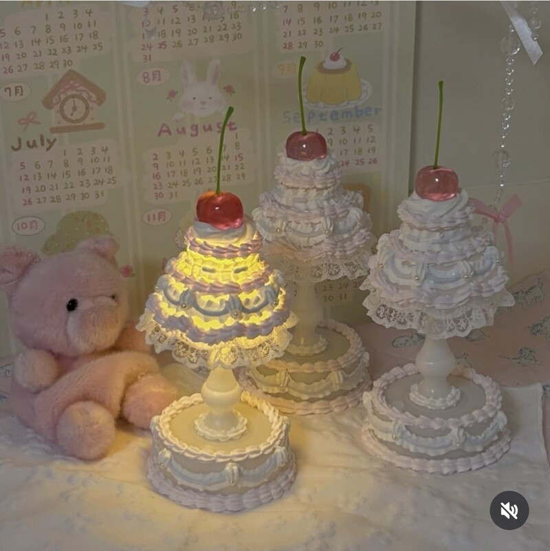 셀프 생일선물로 이 조명 삼🩷핸메라서 제작기간이 좀 길지만 넘 예뻐서 안 살 수X 조명 하나 사고 싶었는데 맘에 드는 게 없어서 고민중에 조녜 