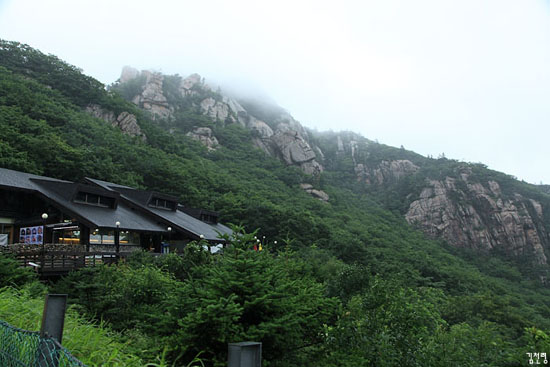 큰 집을 매입했다. 산중턱에 있고, 숲이 내려다보이는 멋진 전망을 가졌다. 오래된 2층 목조건물, 바닥에서 약간 떠있고 계단을 올라가야 현관이