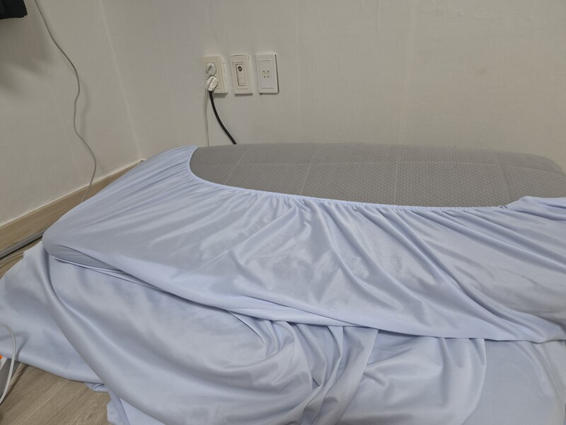 매트리스로 어케저케해서 간이 쇼파를 만들었고, 기록+자랑하려고 카메라를 키자마자 쇼파가 무너짐....... 안된다 얘야...🥲