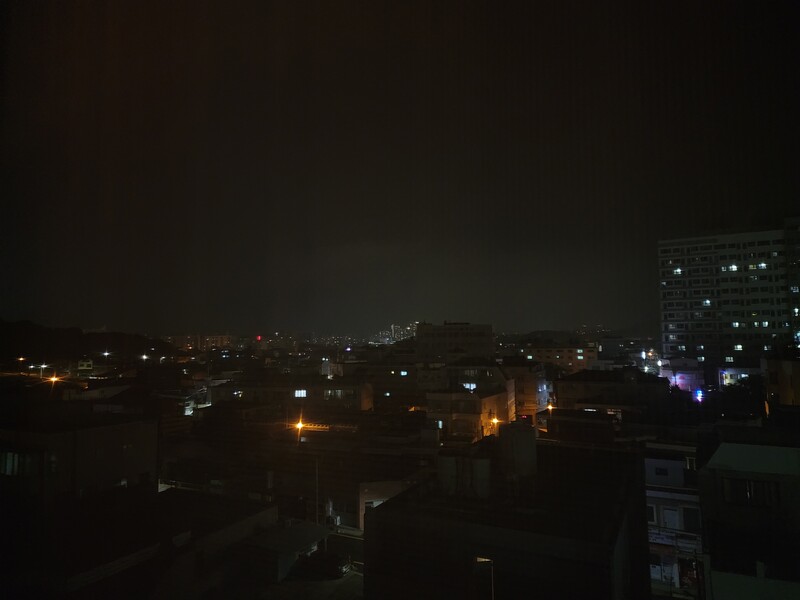 숙소 넘 좋았었고요 맨 윗층 주셔서 덕분에 경치도 보고 열심히 룰루랄라 뒹굴었다 크으으 그리고 어제 맑은 날씨길래 틈내서 사진 찍음. 어제 저녁