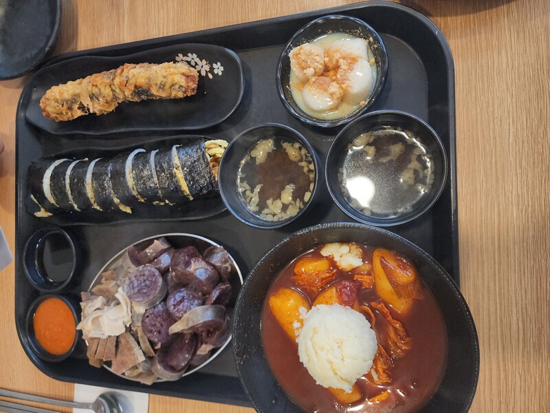 오랜만에 떡장인 방앗간!!!! 그리웠어!!!! 나는 막장에 찍어먹는 순대가 정말정말 좋아. 김밥은 여전히 컸지만 그래도 맛있으면 됐지! 튀김도 