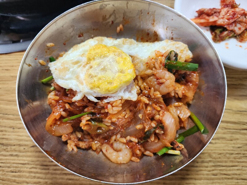 그렇게 볶음밥 먹고 만족함. 낙곱새 오랜만에 먹어서 좋았어. 지인이 더 맛있는 집 있다길래 담엔 거기 가기로 함.