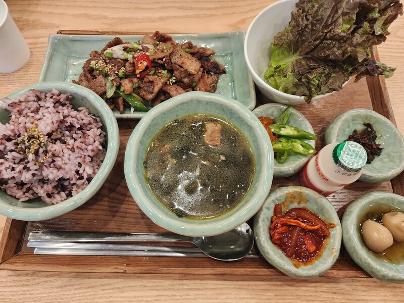 오랜만에 떡장인 방앗간!!!! 그리웠어!!!! 나는 막장에 찍어먹는 순대가 정말정말 좋아. 김밥은 여전히 컸지만 그래도 맛있으면 됐지! 튀김도 