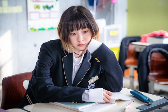 은영이는 라이더자켓 대신에 마이 안에 아주 오버핏 와이셔츠를 입고 왔어 다행히 초커는 안했더라고 초커하고오면 내가 그거 끊어버릴거임