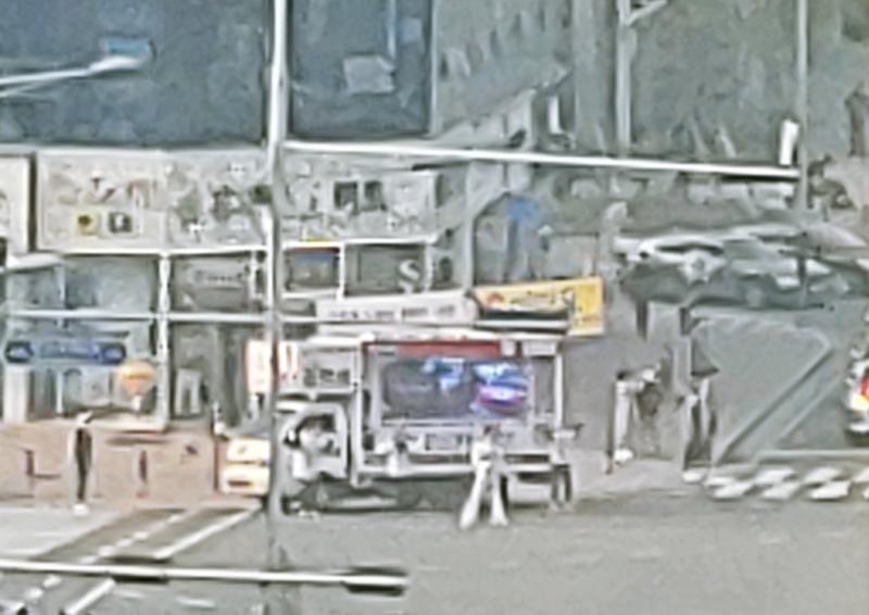 이상한 뽕짝이나 소음공해수준으로 틀어대면서 이름하고 번호만 외치냐 방에서 대로변 보여서 하루에 몇번씩 선거유세차량 지나가는데 무슨 당이건 공약 제대로 말하는덴 하나도 없어시발