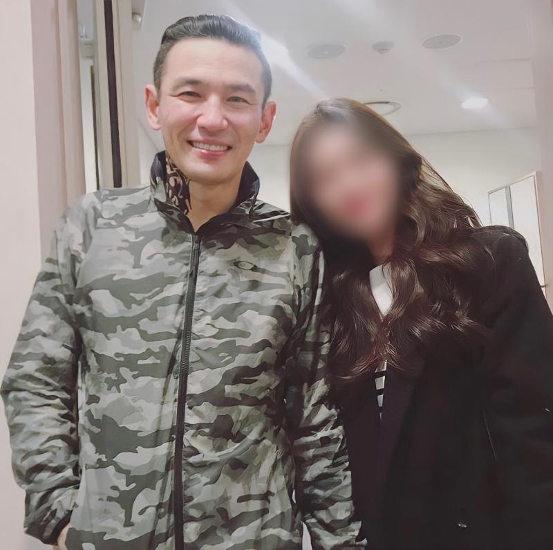 황정민이랑 조진웅 손이랑 키도 크고 웃을때 눈라인 있어서 좋아해 진짜 이상형들 대체로 연상 좋아함